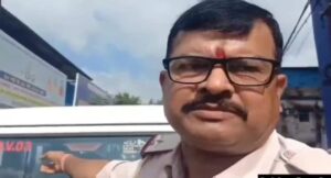 छेड़खानी के आरोपी ने किया सिपाही की राइफल और SI की पिस्टल छीनने का प्रयास