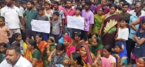 लापता युवक की बरामदगी को लेकर सड़क जाम और आगजनी: 36 घंटे में कार्रवाई के आश्वासन पर माने लोग, लखीसराय में पांच घंटे तक जाम से जनजीवन अस्त-व्यस्त, अपहरण की आशंका पर परिजनों ने जताई नाराजगी