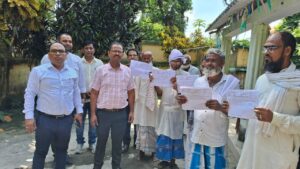 सर पिछले दो वर्षों से अंचल के चक्कर लगा रहा हूं..राजस्व महाअभियान…एडीएम रवि राकेश ने भूस्वामियों के घर जाकर जमाबंदी की प्रति सौंपी…जागरूकता को लेकर लोगों में खुशी…पढ़ें पूरी खबर