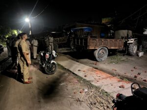 साइकिल बाइक की टक्कर के विवाद में दो पक्ष आमने सामने आधे घंटे तक चले ईंट पत्थर आठ घायल पुलिस कर रही कैम्प