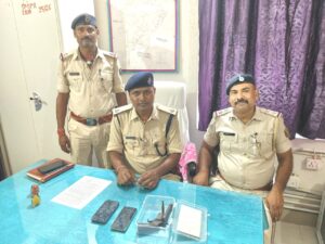 विशेष छापामारी में तीन अपराधी गिरफ्तार, हथियार व कारतूस बरामद