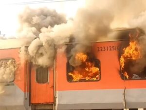 अमृतसर-सहरसा गरीब रथ एक्सप्रेस में लगी आग, तीन कोच क्षतिग्रस्त, सभी यात्री सुरक्षित
