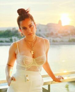 रैंप पर फिर लौटी कंगना रनौत, शाही लुक में लूटी महफिल