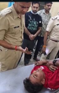 मां के साथ मेला घूमने जा रही युवती के साथ सरेआम मनचलों ने की छेड़खानी,विरोध करने पर मां बेटी को चाकू मार किया घायल