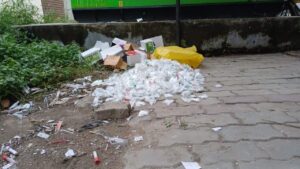 लाखों रुपये की जीवन रक्षक दवाइयां सदर अस्पताल में जमीन के नीचे दफन अस्पताल कर्मियों की लापरवाही आई सामने मचा हड़कंप