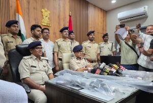 चुनाव से पूर्व सीवान पुलिस को बड़ी सफलता कुख्यात रईस खान गिरोह के तीन सदस्यों को पुलिस ने भारी मात्रा में अत्याधुनिक हथियार के साथ दबोचा
