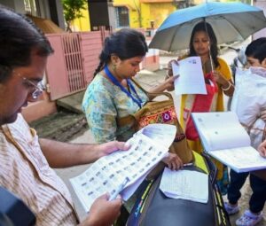 वोटर लिस्ट पुनरीक्षण में बड़ा खुलासा: एक ही व्यक्ति के नाम पर 10–10 ‘बेटे’, बीएलओ संगठन ने की कार्रवाई की मांग