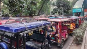दिल्ली में लालकिला धमाके के बाद सुरक्षा सतर्कता, मेट्रो स्टेशनों पर ई-रिक्शा जमावड़ा बना चिंता का विषय