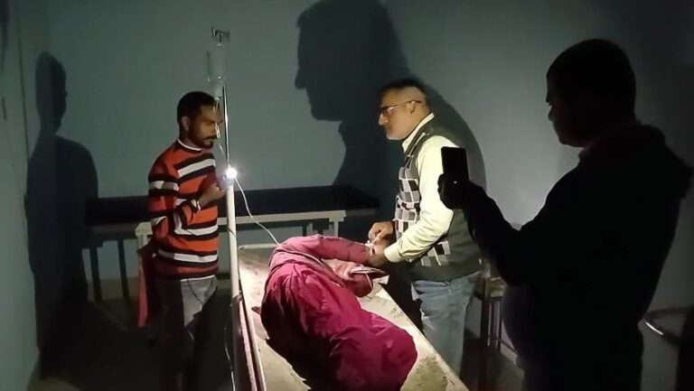आईएसओ प्रमाणित मॉडल अस्पताल में डेढ़ घंटे तक बिजली गुल,टॉर्च की रोशनी में हुआ मरीजों का इलाज