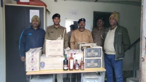 शराब तस्करी का भंडाफोड़, दो मंजिला मकान से 143 बोतल इंग्लिश शराब बरामद