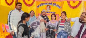 डुमरांव के प्रसिद्ध समाज सेवी द्वारिका प्रसाद केसरी की समारोह पूर्वक मनाई गई पुण्यतिथि, गरीबों बच्चों के बीच बांटा पठन पाठन सामग्री