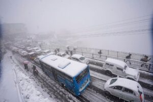 बारिश-बर्फबारी से कांपा उत्तर भारत, दिल्ली में गलन बढ़ी तो पहाड़ों पर आफत की बर्फ