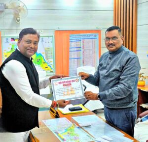 “भीष्म : एक योद्धा” में कर्ण बने प्रेरणा, डीएम ने रंगकर्मी कुंज बिहारी श्रीवास्तव को किया सम्मानित