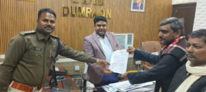 डुमरांव की सड़कों पर हाहाकार, तीन महीने से बंद मुख्य मार्ग के खिलाफ फूटा जनाक्रोश, प्रशासन को सौंपा गया ज्ञापन