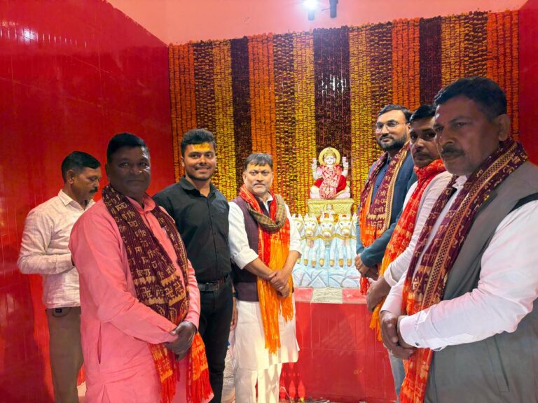 आस्था में डूबे श्रद्धालु, दुल्लहपुर में सूर्य नारायण मंदिर प्राण प्रतिष्ठा से उमड़ा श्रद्धा-सैलाब