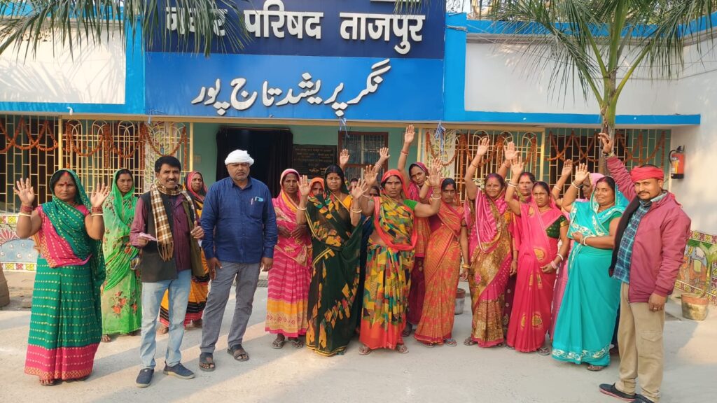 पानी को लेकर फूटा महिलाओं का गुस्सा, ताजपुर नगर परिषद कार्यालय पर जमकर हंगामा