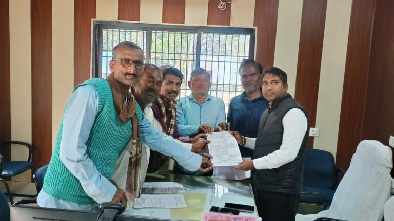 ताजपुर में दफ्तर-दफ्तर गूंजा आंदोलन, मांगे नहीं मानीं तो तेज होगा संघर्ष