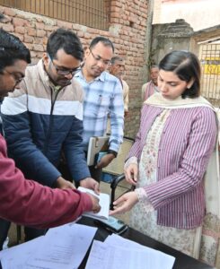 डीएम साहिला का महदह पंचायत में अचानक निरीक्षण, फार्मर रजिस्ट्री में तेजी लाने के सख्त निर्देश