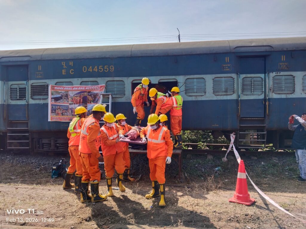 झाझा रेलवे यार्ड में ‘ट्रेन हादसा’ से मचा हड़कंप, सायरन बजते ही रेस्क्यू ऑपरेशन शुरू