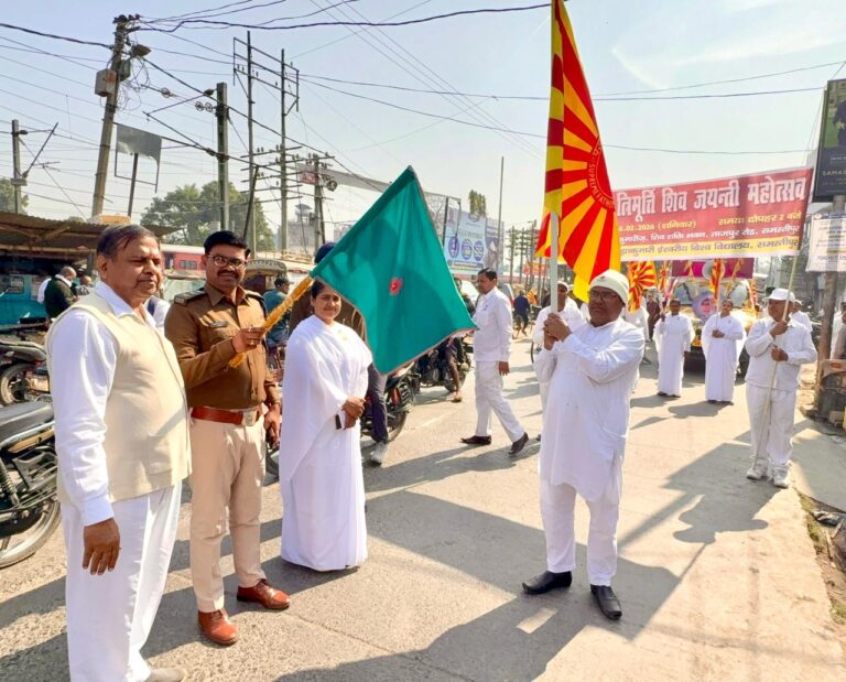 गोल्डन शिवलिंग संग निकली भव्य शोभायात्रा, शहर शिवमय, डीएसपी ने दिखाई हरी झंडी