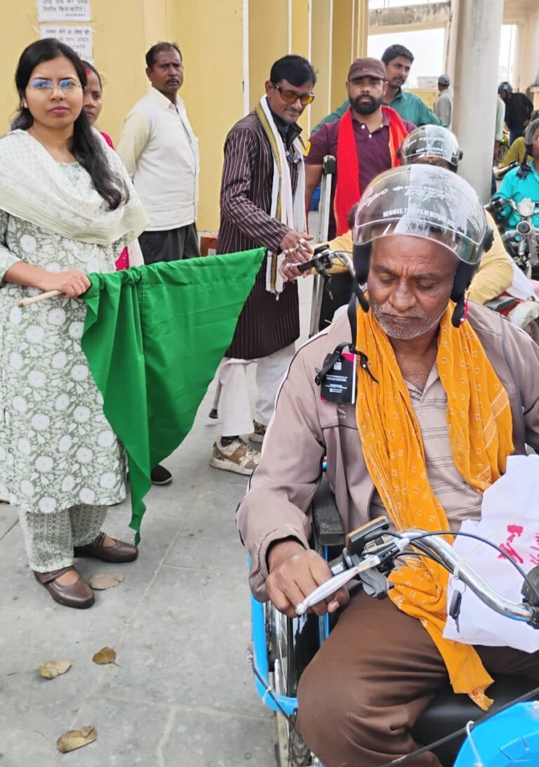 डुमरांव में दिव्यांगजनों को मिला संबल का सहारा, 23 लाभार्थियों को बैट्री ट्राईसाईकिल वितरित