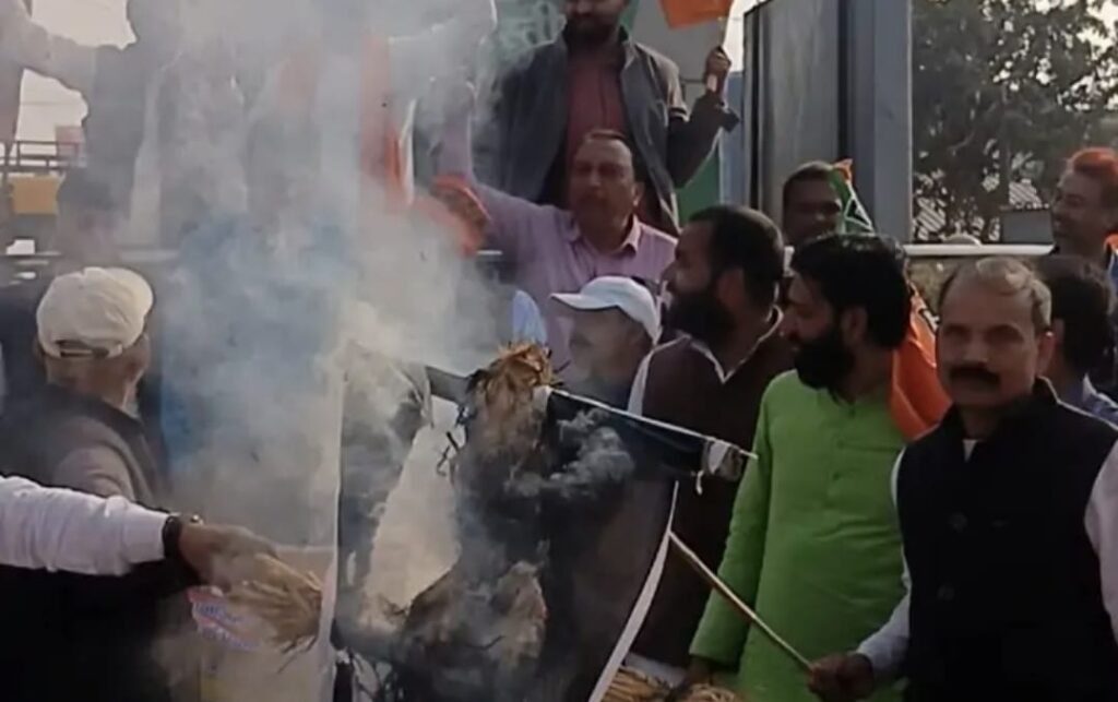 राहुल के खिलाफ सड़कों पर उतरी भाजपा, पुतला दहन से गरमाई समस्तीपुर की सियासत