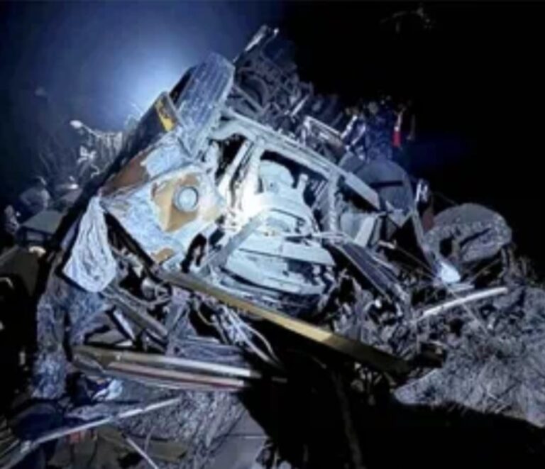 त्रिशूली में समाई बस, 18 मौतें, 25 घायल, नेपाल में आधी रात में भीषण सड़क हादसा