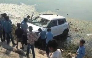 ताजपुर में बेकाबू कार का कहर: 12 को रौंदा, 3 की हालत नाजुक, गुस्साई भीड़ ने गाड़ी पोखर में फेंकी