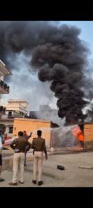 डीजल पेट्रोल के भंडारण में लगी भीषण आग, ज्वलनशील पदार्थ धू-धू कर जला घण्टों मशक्कत के बाद आग पर मिला काबू एक युवक झुलसा पटना रेफर