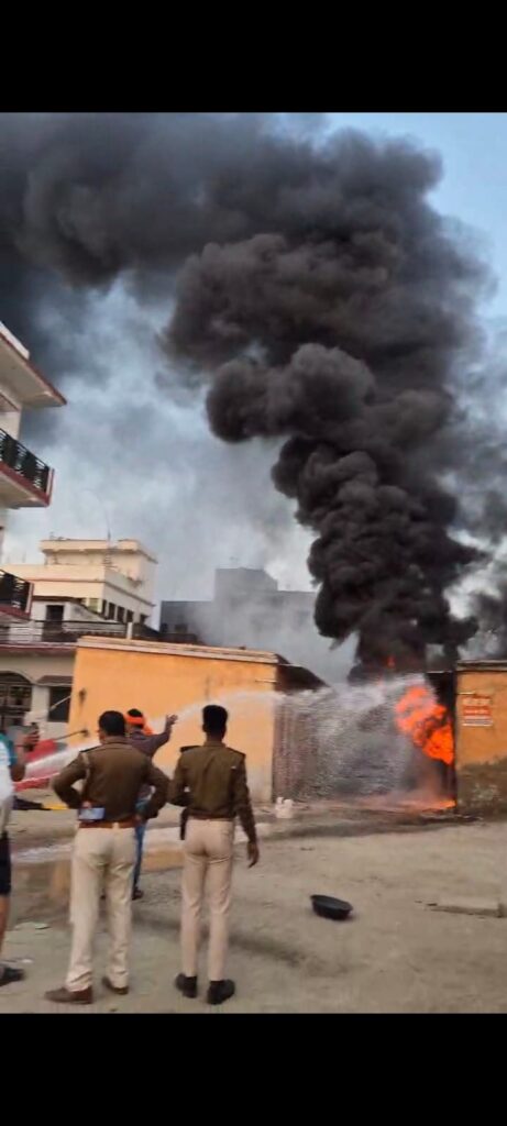 डीजल पेट्रोल के भंडारण में लगी भीषण आग, ज्वलनशील पदार्थ धू-धू कर जला घण्टों मशक्कत के बाद आग पर मिला काबू एक युवक झुलसा पटना रेफर