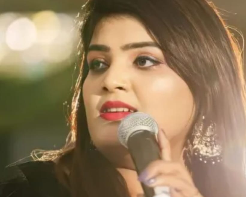 ‘रेट’ के सवाल पर बिफरी भोजपुरी स्टार, मंच पर उतारी चप्पल… सीवान शो में हाईवोल्टेज ड्रामा