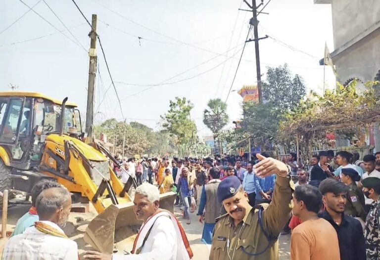 बुलडोजर की गरज से टूटा अतिक्रमण का जाल, स्टेशन रोड हुआ खाली