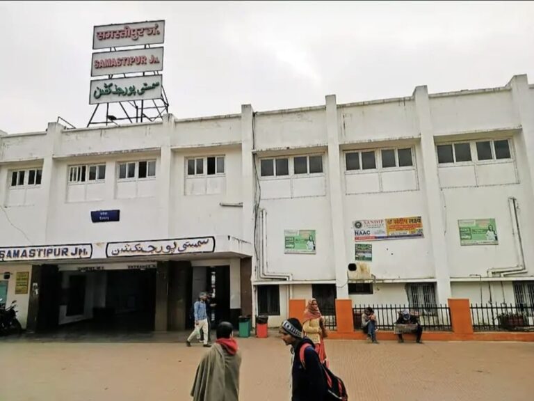 आधी रात की रेड, पटरियों पर उतरे अफसर, लापरवाहों में मचा हड़कंप