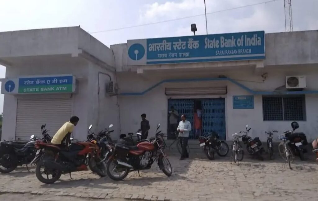 दिनदहाड़े बाइक की डिग्गी से उड़ाए 39 हजार, CCTV में कैद हुई वारदात