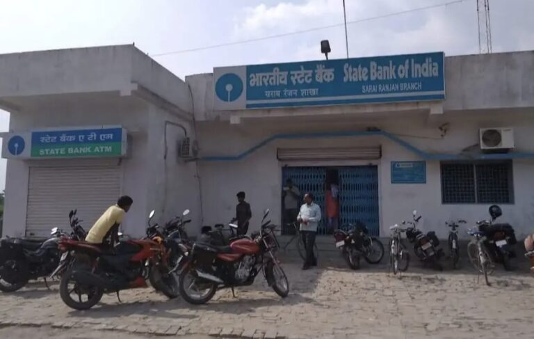 दिनदहाड़े बाइक की डिग्गी से उड़ाए 39 हजार, CCTV में कैद हुई वारदात