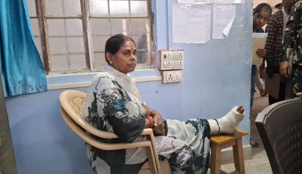 व्हीलचेयर नहीं मिली तो पत्नी को पीठ पर ढोता रहा पति, सासाराम सदर अस्पताल की बदहाल व्यवस्था उजागर