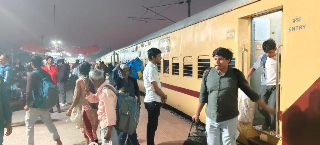 होली पर दानापुर मंडल का बड़ा प्लान, 13 स्पेशल ट्रेनों से लाखों यात्रियों को मिली राहत, सुरक्षा के कड़े इंतजाम