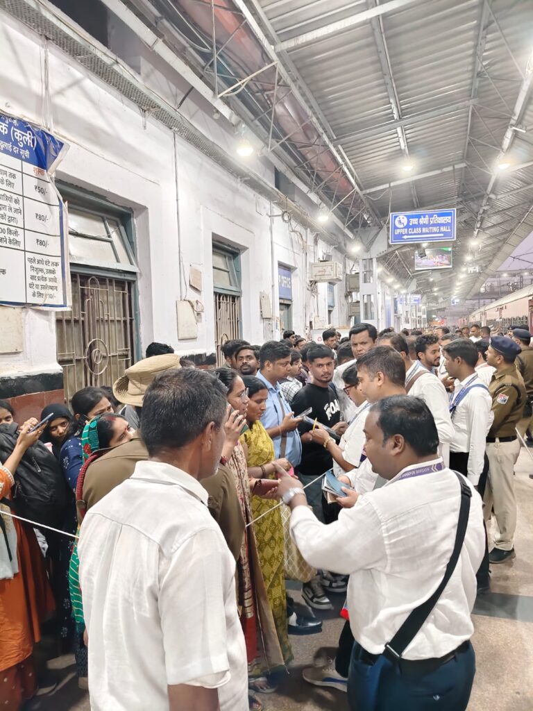 दानापुर स्टेशन पर बड़ी कार्रवाई: सघन टिकट जांच में 500 से अधिक यात्री पकड़े गए, 2.5 लाख का जुर्माना