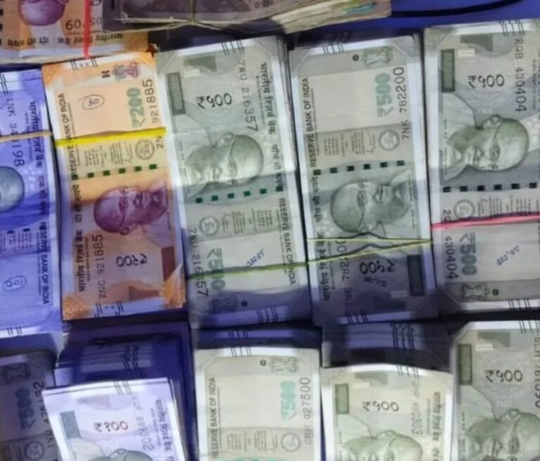 छापेमारी देखते ही खिड़की से बरसाए नोट, स्वास्थ्य विभाग के अफसर के घर से लाखों के कैश बरामद